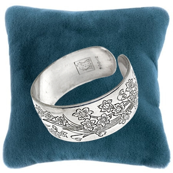 Narcissus Flower Open Cuff Bracelet - Picture 6 of 7